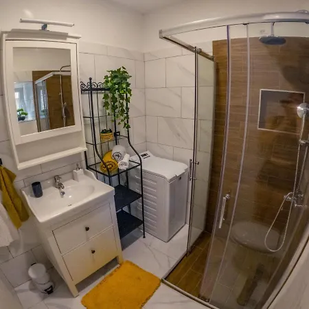 Deluxe Apartment And Studio 