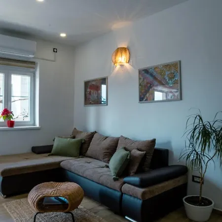 Deluxe Apartment And Studio 